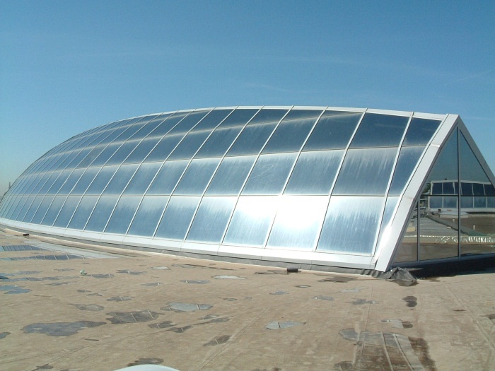 Particolare struttura in alluminio per lucernaio su edificio commerciale
