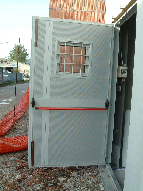 Esempio porta con rivestimento e struttura fonoassorbente