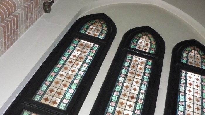 Serramenti in alluminio con vetri decorati per edifici di culto