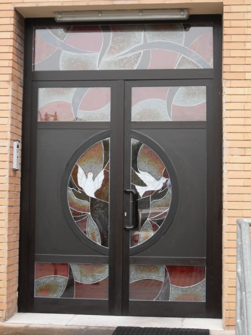 Porta d'ingresso in alluminio con inserzioni in vetro decorato