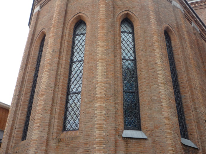 Prospettiva esterna serramenti in alluminio montati presso un edificio di culto
