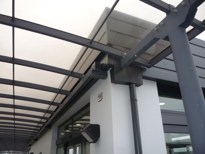 Struttura metallica a copertura spazi esterni edifici commerciali