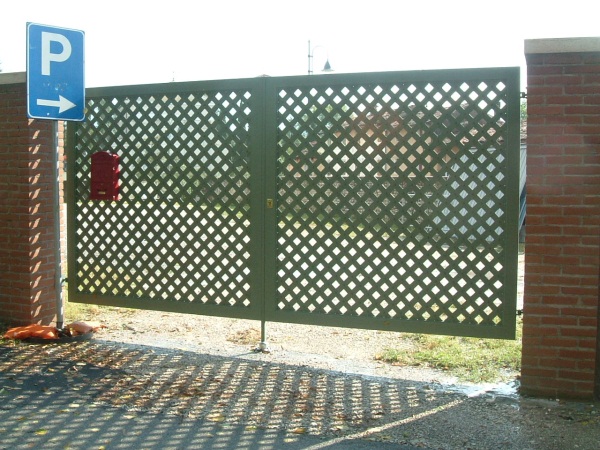 Cancello metallico d'ingresso carraio con pannelli in grigliato intrecciato
