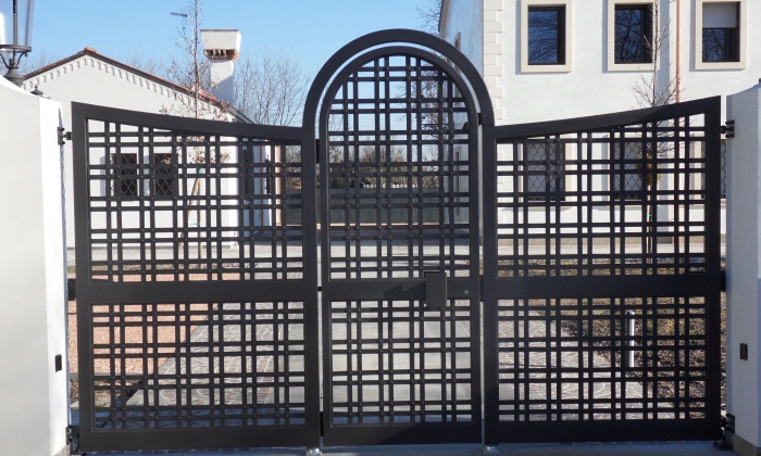 Cancello metallico con trama a barre intrecciate