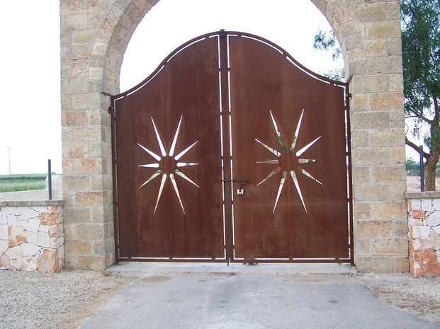 Cancello d'ingresso metallico con verniciatura in corten
