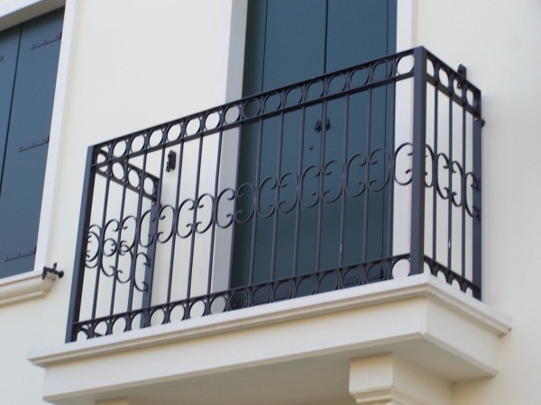 Parapetto metallico su balcone abitazione residenziale