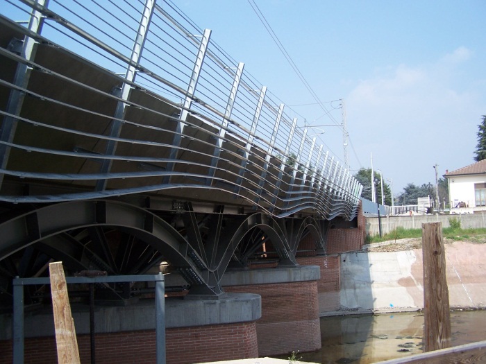 Parapetti metallici su ponte con motivo ondulato