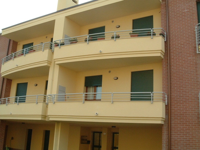 Parapetti metallici di protezione su edificio condominiale