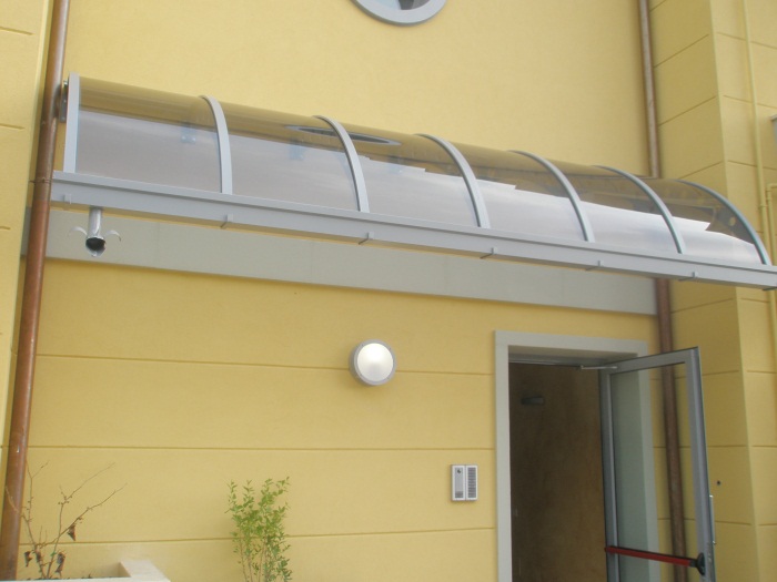 Capottina con struttura metallica e panelli in plexiglass