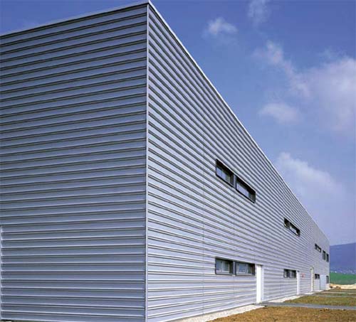 Facciata di edificio industriale rivestita con pannelli modulari in alluminio